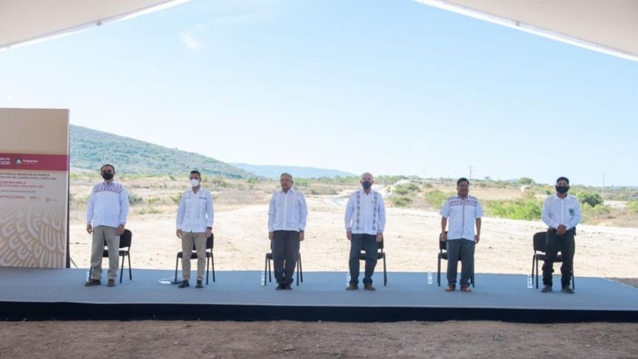 AMLO anuncia reforzamiento del programa Sembrado Vida para impulsar la producción de mezcal