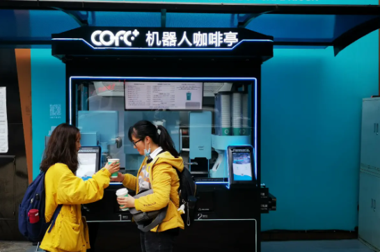 Cafetería operada por brazo robótico produce 600 tazas al día