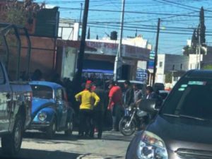 Golpean a sujetos acusados de robar camioneta en Hidalgo