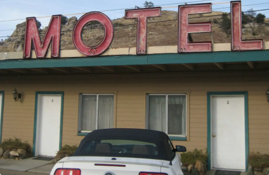 Mujer se esconde en el techo de un Motel después de ser atrapada con su amante