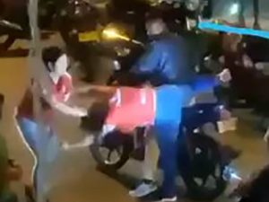 Mujer sorprende a su pareja con amante arriba de moto; así reaccionó