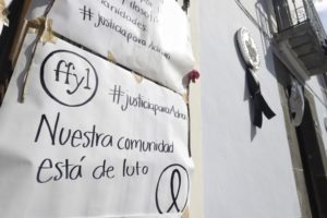 Colocan carteles y flores en la Facultad de Filosofía y Letras de la BUAP para exigir justica