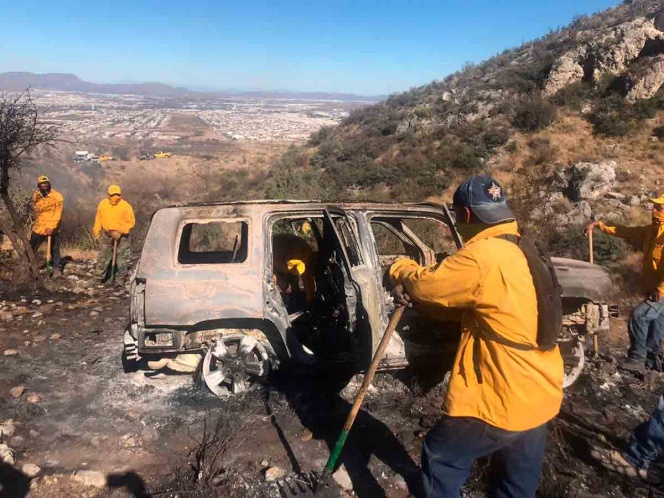 Suben a la sierra con vehículo descompuesto y provocan incendio forestal