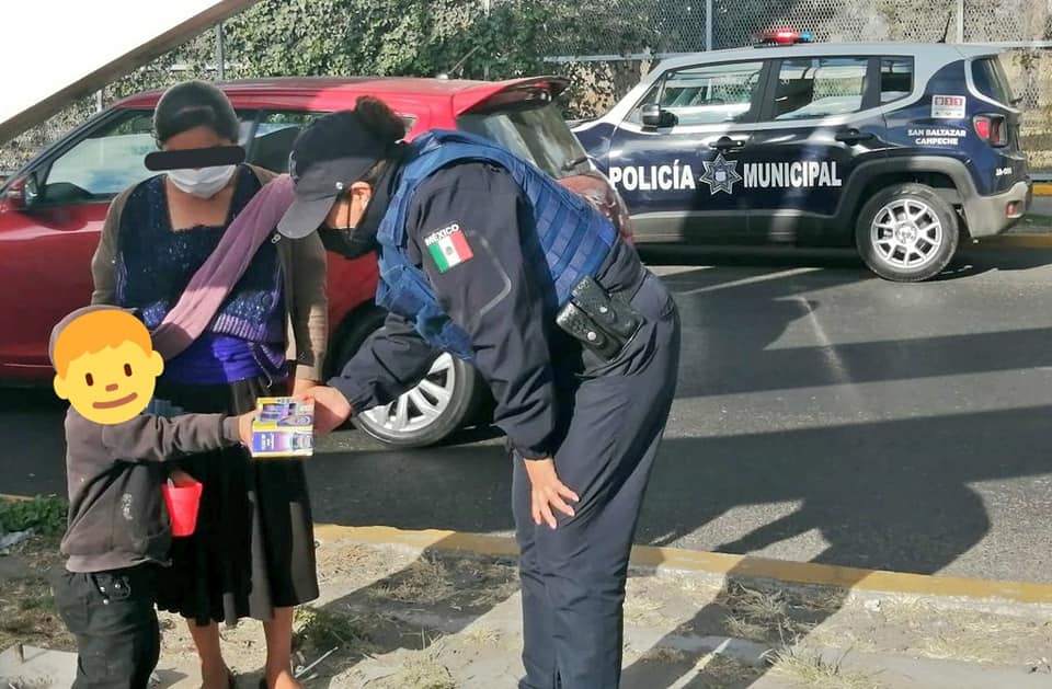 Policías Municipales ayudan a Reyes Magos a entregar juguetes en la ciudad de Puebla