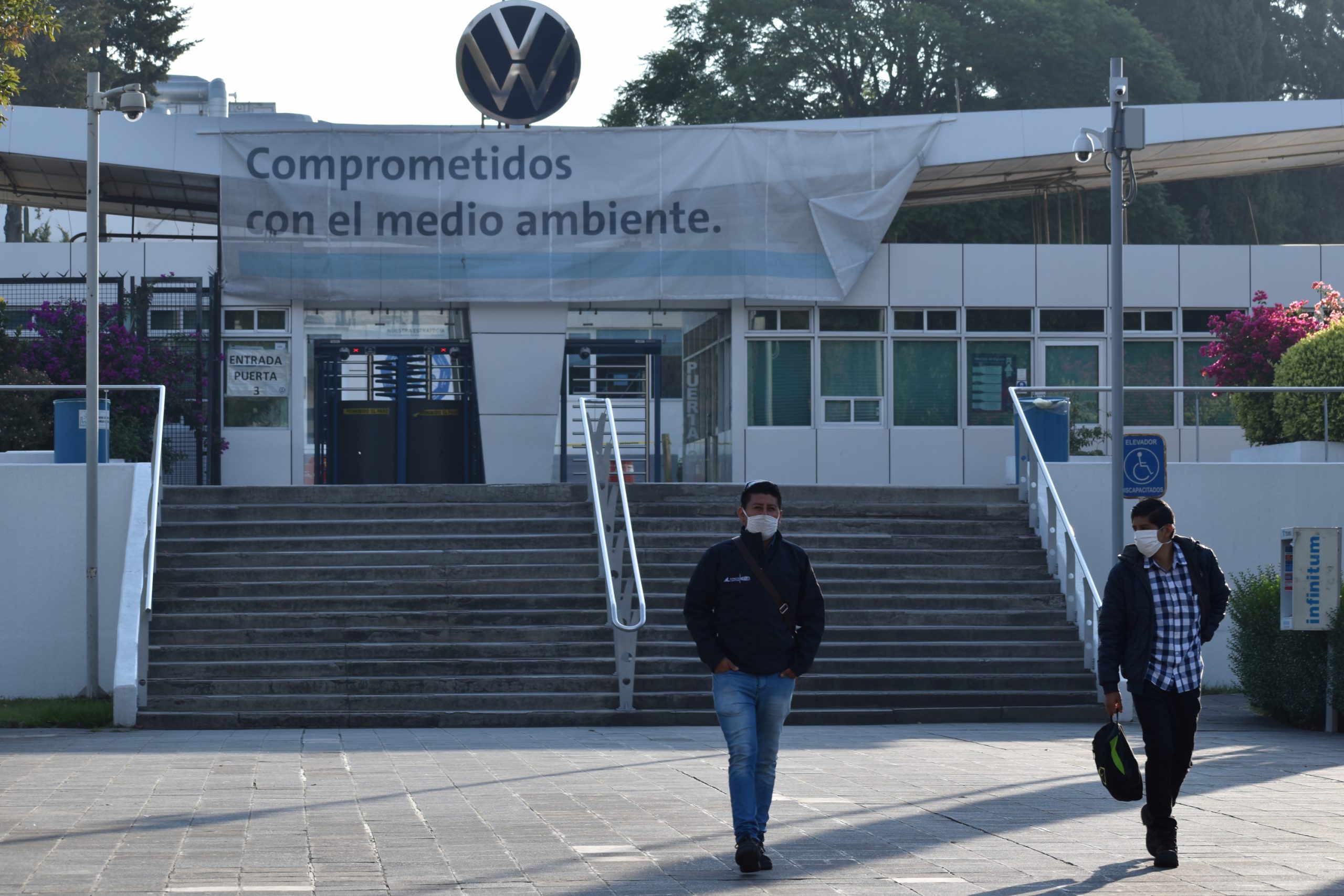 La armadora VW sólo reconoce dos muertes por Covid-19; el sindicato reportó siente decesos