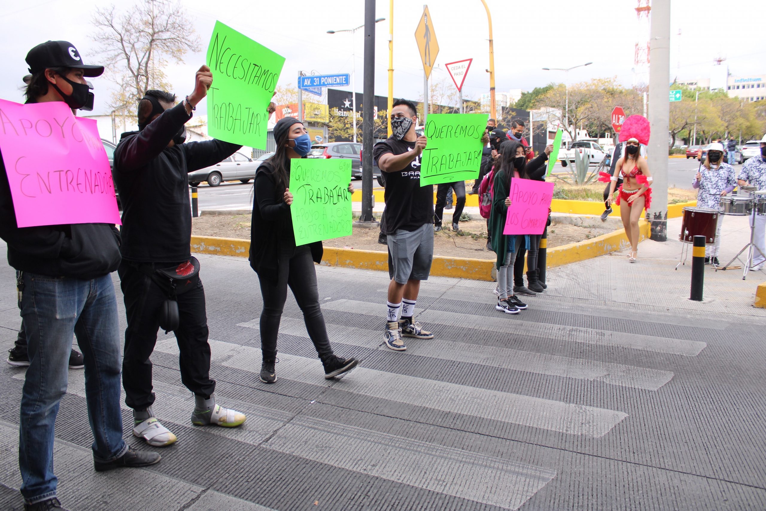 (VIDEO) Bloquean vialidades integrantes de gimnasios  para exigir reapertura