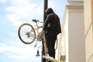 Realizan rodada y colocan nuevamente bicicleta blanca en homenaje a joven que fue atropellado