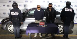 Detuvo Policía Municipal a dos hombres por robo a sucursal de Farmacias Guadalajara