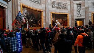 Entran manifestantes pro Trump en el Capitolio: flameando una bandera confederada