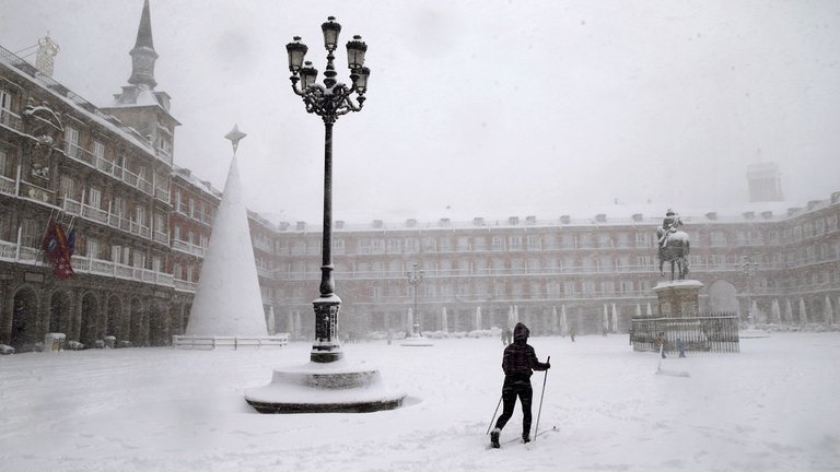 Al menos tres personas murieron por la tormenta de nieve en España