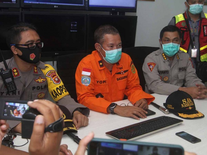 Desaparece avión con 62 personas en Indonesia; temen caída al mar