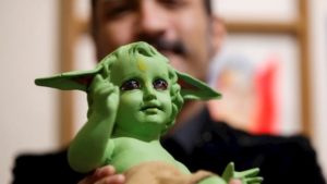 El Niño Dios Baby Yoda, irreverente y blasfemo, obra de un artista mexicano