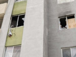 Sujeto incendia su departamento para evitar ser detenido