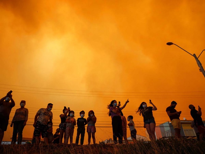 Evacuan a 25 mil personas por incendio forestal en Chile