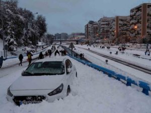 Suman 4 muertos por tormenta de nieve que paraliza España