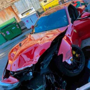 Futbolista deja su Ferrari en autolavado y se lo destrozan