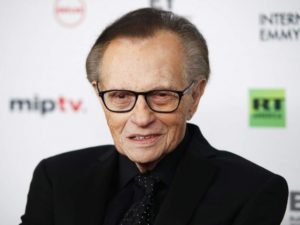 Larry King continúa hospitalizado por Covid-19