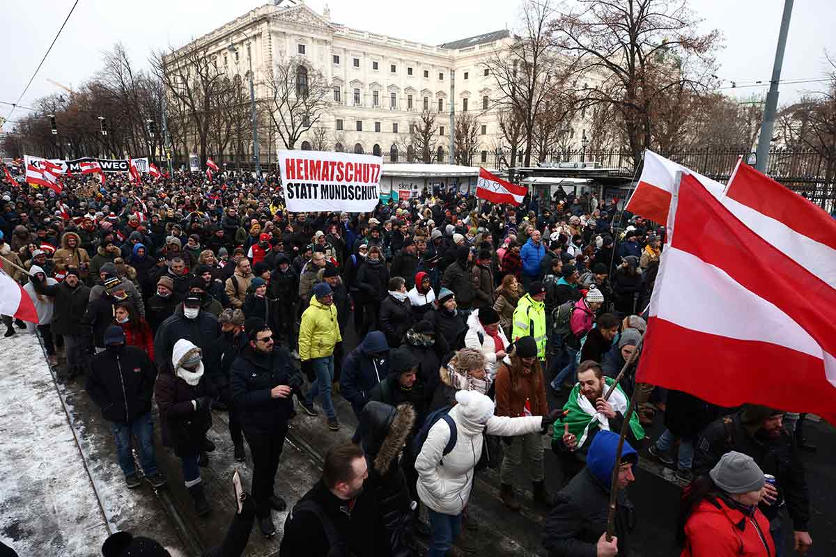 Miles protestan en Austria en marcha anticovid