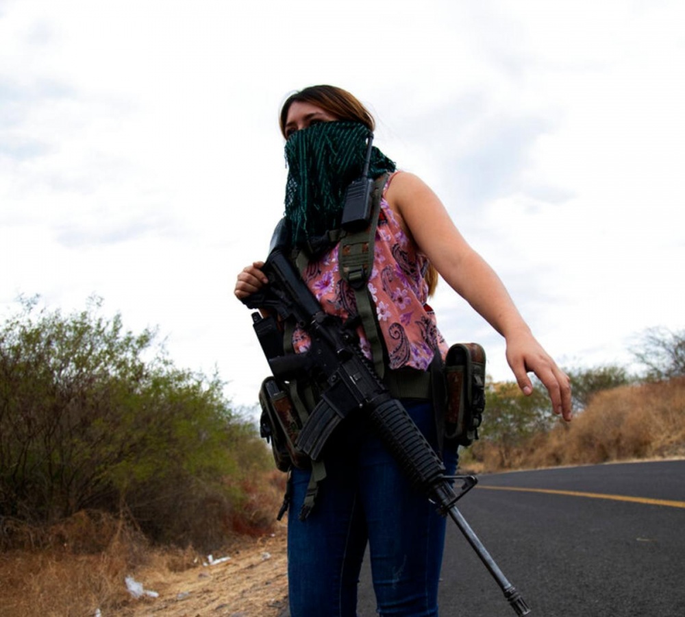 Mujeres en Michoacán toman las armas para defenderse