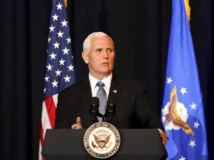 Mike Pence y Kamala Harris hablan por teléfono ante transición