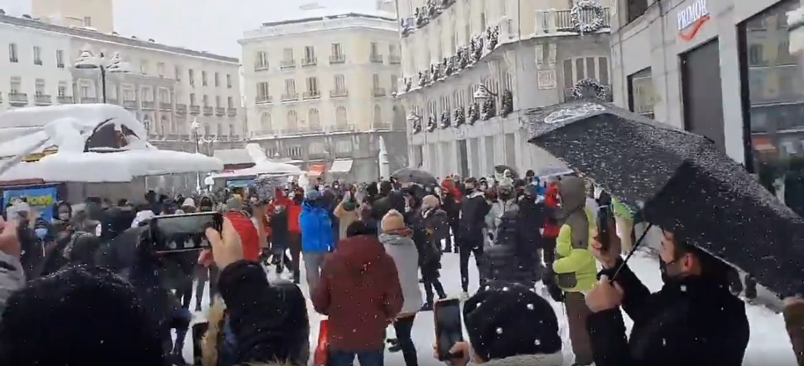 (VIDEO) Con canción de Paulina Rubio españoles disfrutan de la nieve