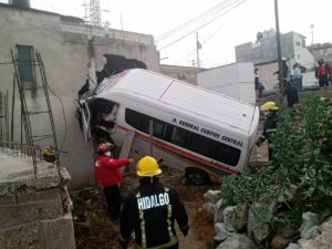 Pierde control de su ‘combi’ y termina adentro de casa