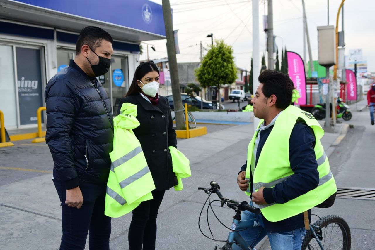 Entrega Secretaría de Movilidad 150 chalecos reflejantes  a usuarias de bicicleta