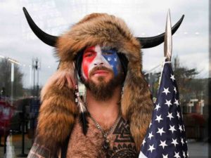 Arrestan a seguidor de Trump del gorro con cuernos por asalto al Capitolio