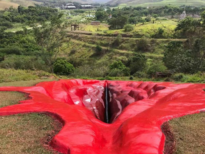 Escultura de vulva gigante impulsa debate sobre género en Brasil