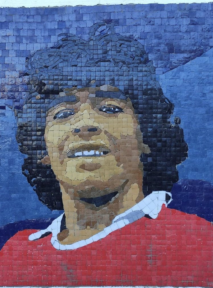 Con un mural recuerdan a Maradona en Argentina