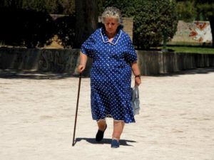 Jóvenes se disfrazan de abuelitas para ser vacunadas