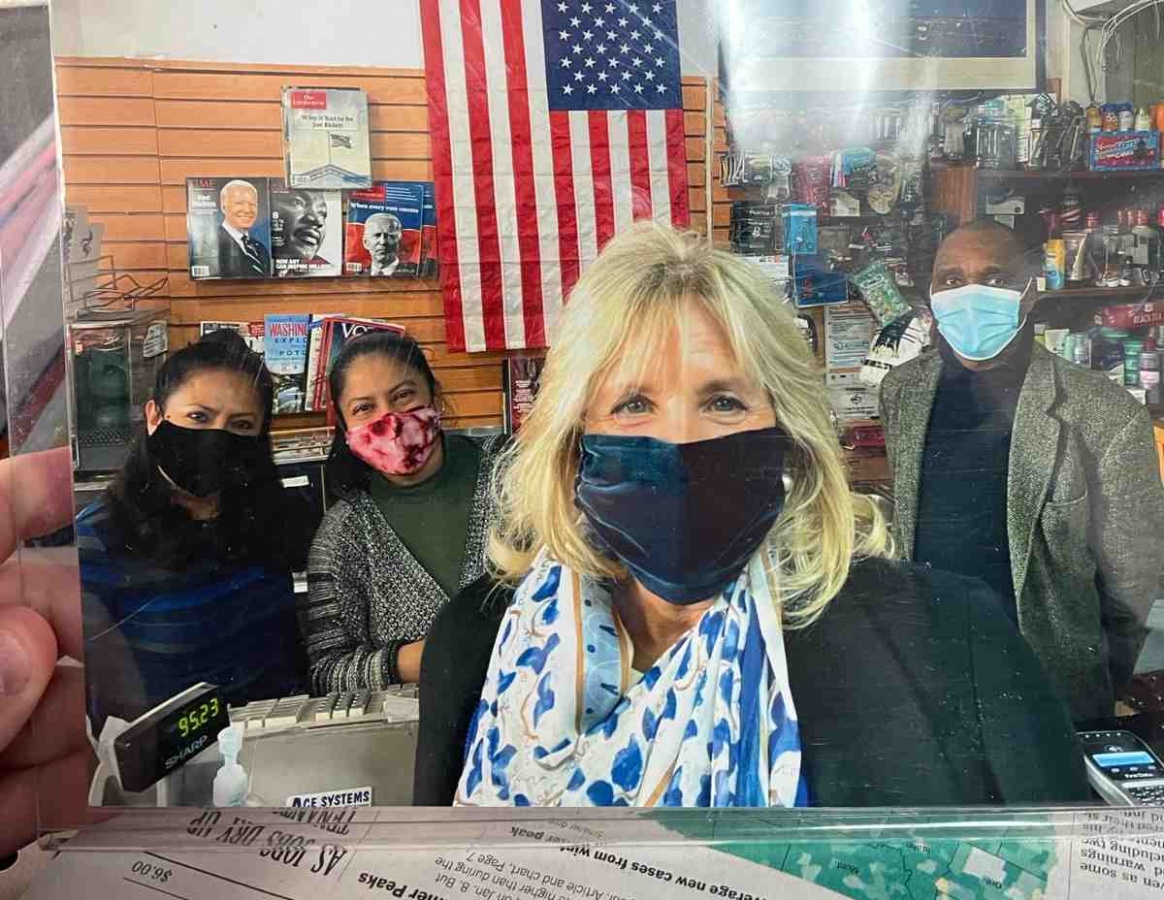 Jill Biden, se vuelve viral tras comprar en un local de revistas hispano