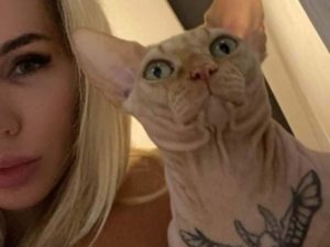 Buscan anular a influencer por tatuar a su gato egipcio
