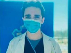 Detienen a joven que fingía ser doctor y recetaba a pacientes