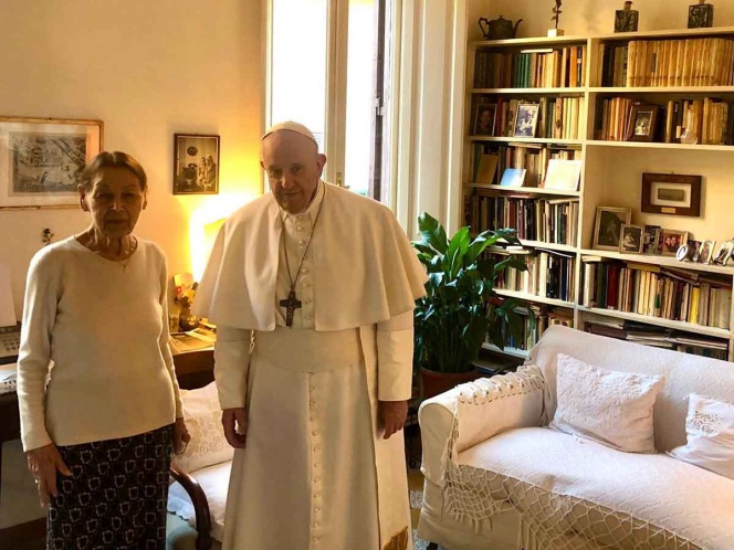 El Papa visita por sorpresa a una superviviente del Holocausto