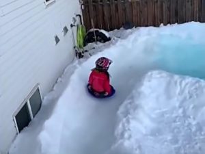 Hombre construye tobogán de hielo para su familia