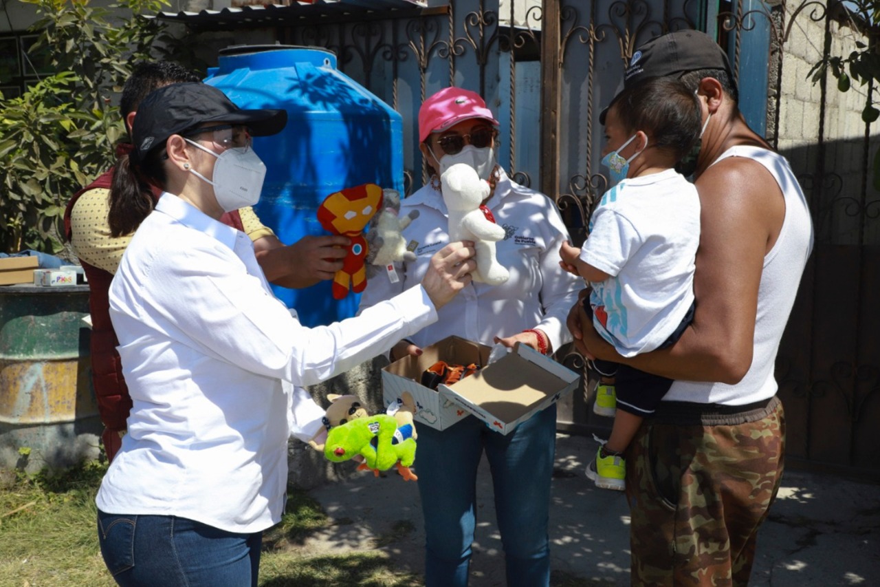 Entrega SEDIF ropa, calzado y juguetes a colonos de Valle del Paraíso