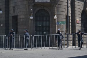 Coloca Gobierno del Estado vallas en el Centro Histórico por manifestación de feministas