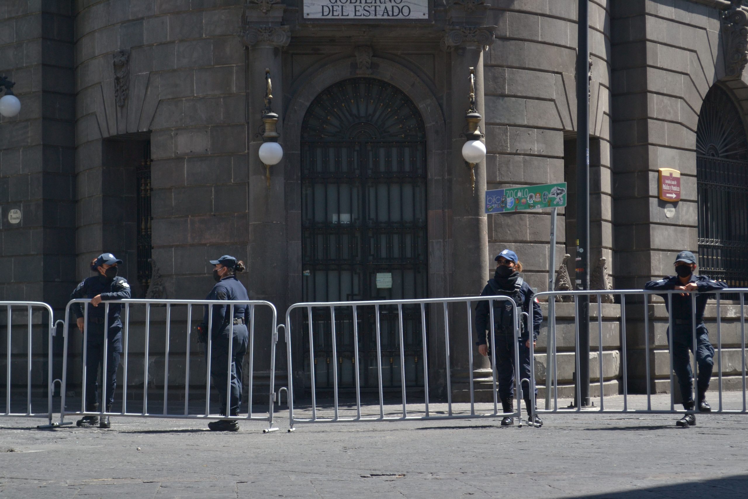 Coloca Gobierno del Estado vallas en el Centro Histórico por manifestación de feministas