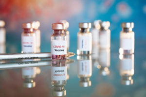 Alemania suspende el uso de la vacuna de AstraZeneca; producirá la de J&J