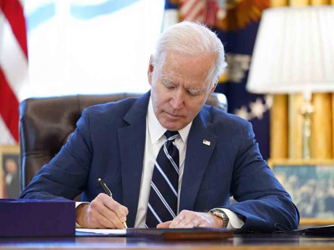 Promulga Biden su plan de rescate económico, a un año de la pandemia