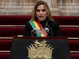 Expresidenta interina de Bolivia, denuncia orden de aprehensión en su contra