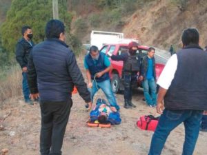 Un muerto y tres heridos deja volcadura de camioneta con migrantes