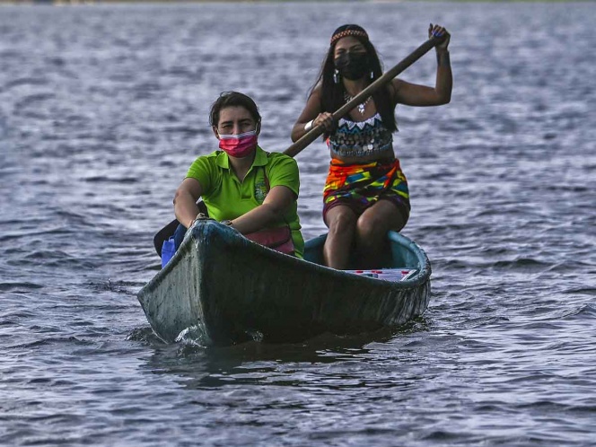 Maestra se transporta en canoa para dar clases a niños indígenas