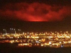 Se registra erupción cerca de Reykjavik; la noche se vuelve roja en Islandia