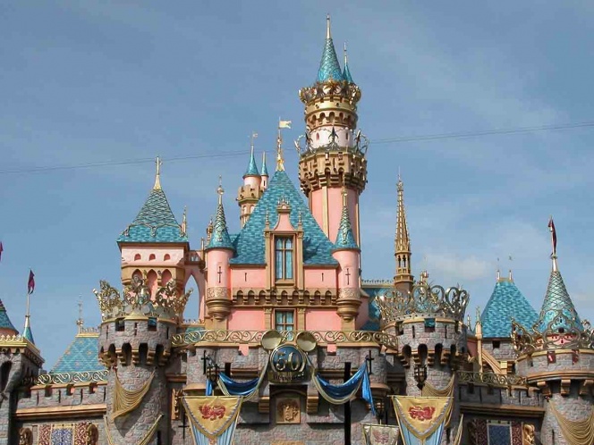 California allanó el camino el viernes para reabrir en abril Disneylandia, otros parques temáticos
