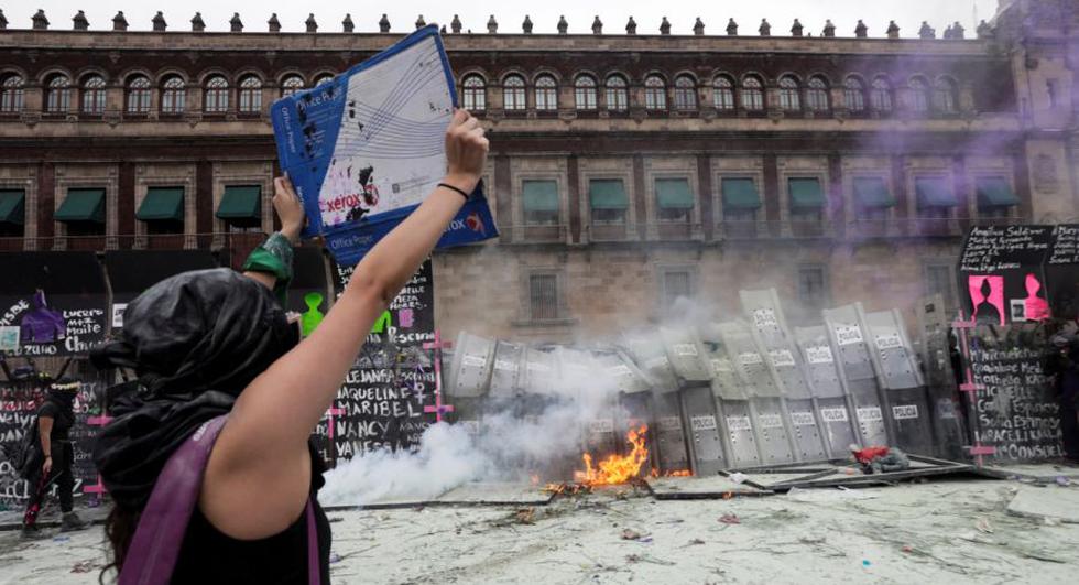 Manifestantes lanzan bombas molotov a policías que resguardan Palacio Nacional
