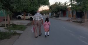 Abuelito Tito se vuelve viral al llevar a la escuela a su bisnieta