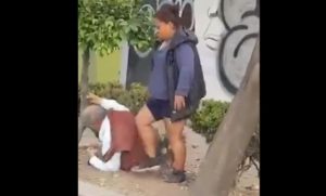 Graban a mujer que golpea brutalmente a adulto mayor en calles de CDMX