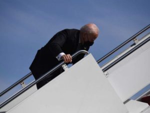El tropiezo de Joe Biden al subir al Air Force One